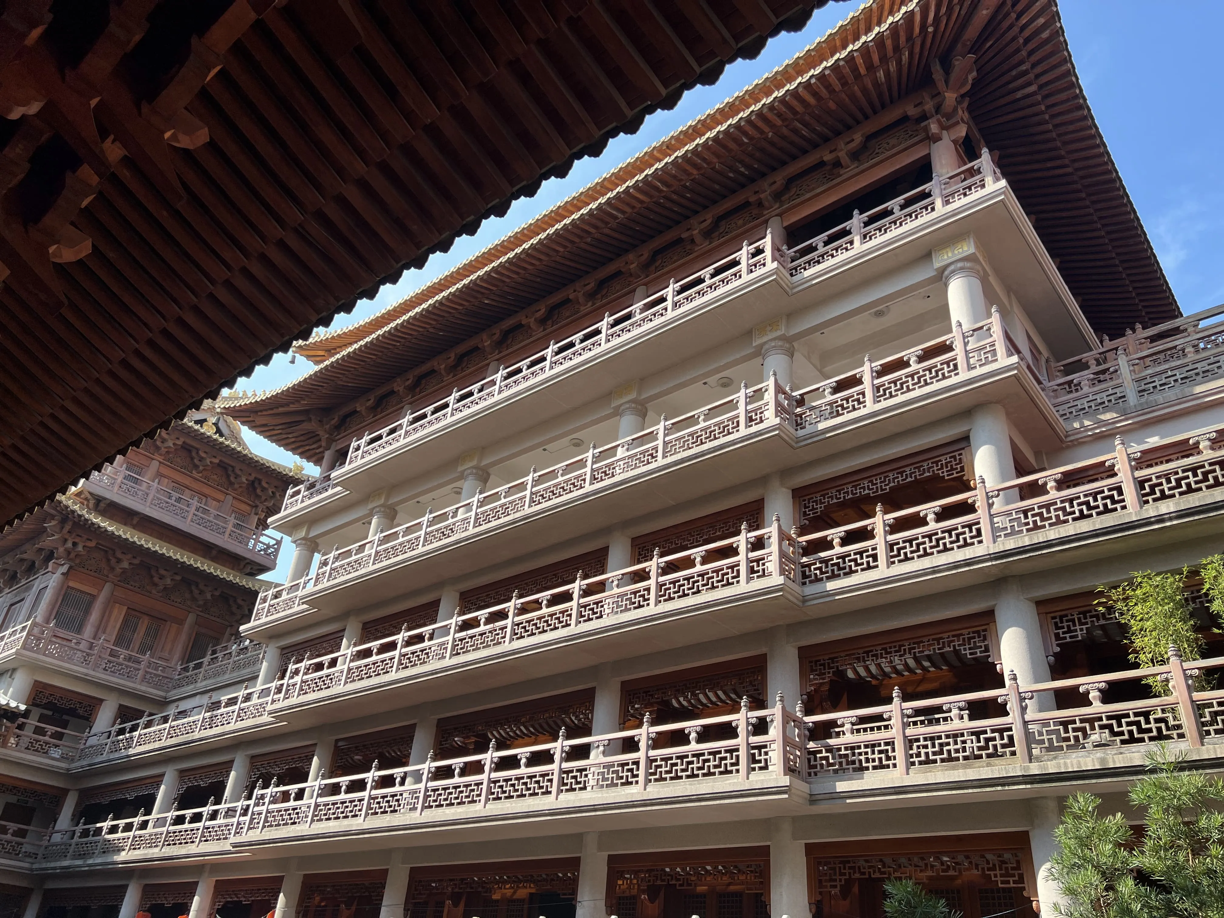 从屋檐下仰望静安寺建筑