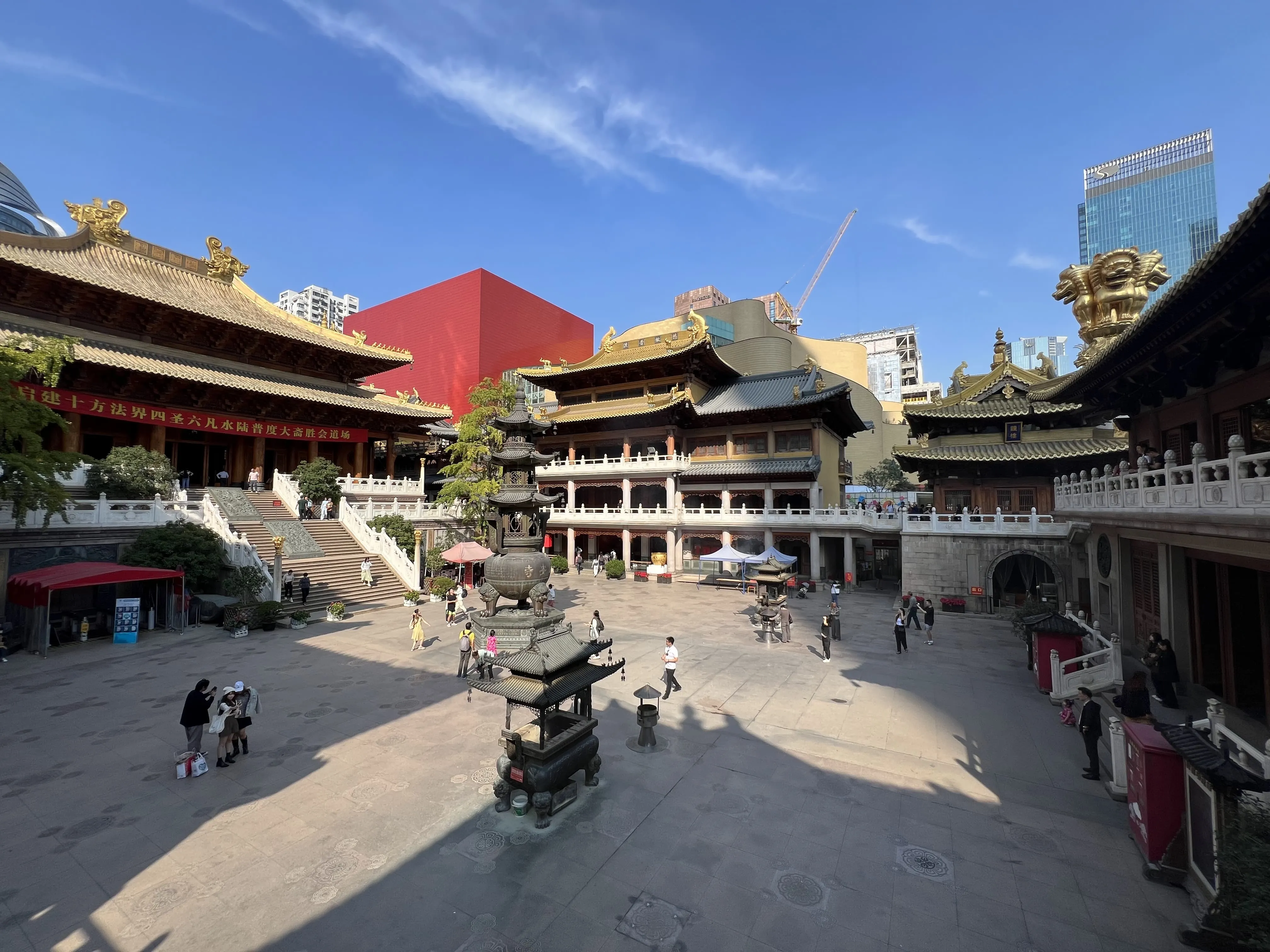 静安寺院落与远处建筑
