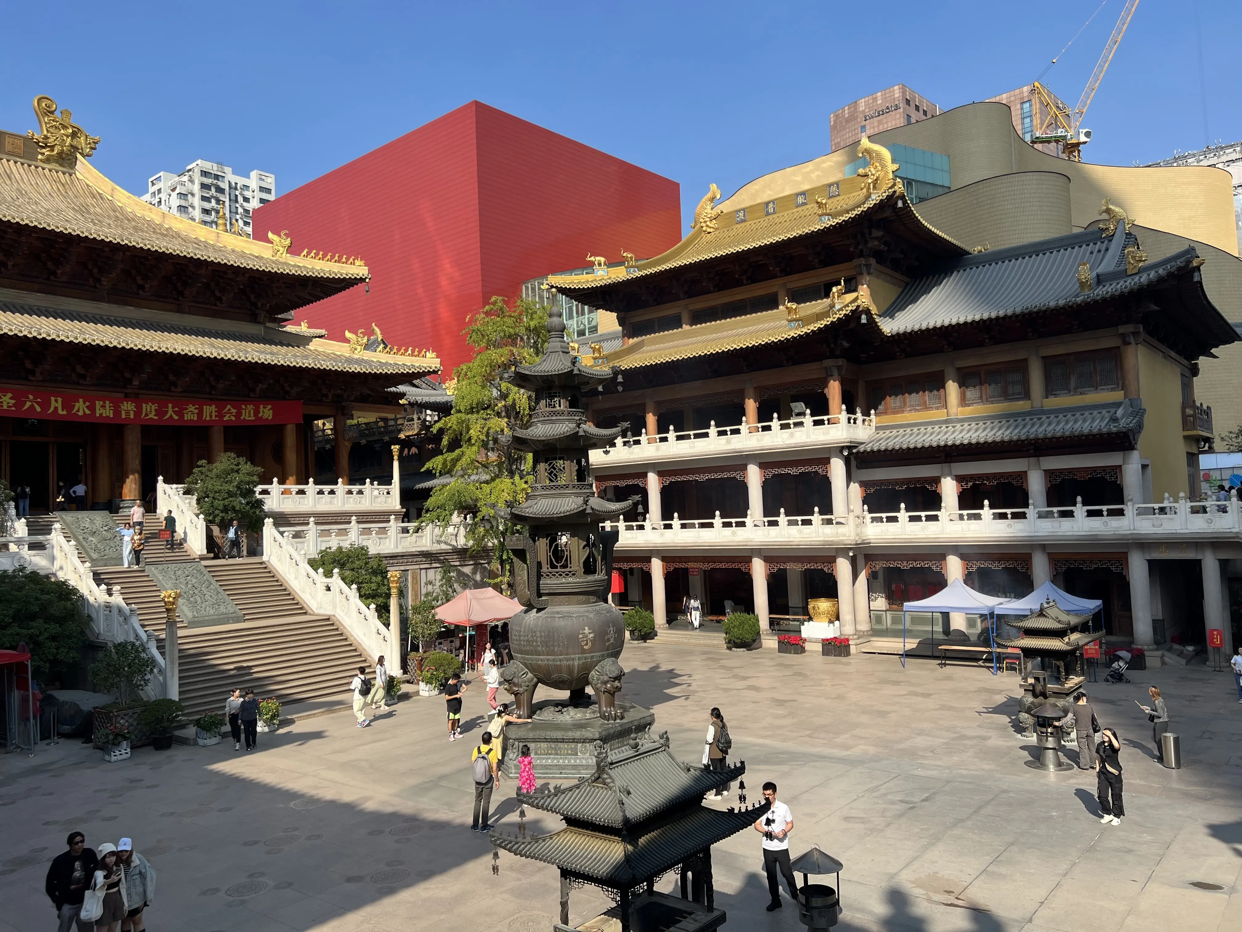 阳光下的静安寺建筑